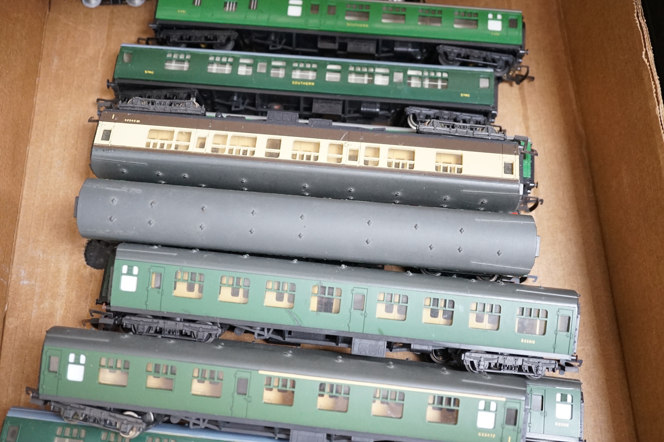 Sixteen 00 gauge model railway items by Hornby, Lima, etc. including a BR West Country Class 4-6-2, Boscastle, together with fifteen bogie coaches in Southern and Great Western livery